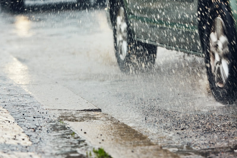 conducir bajo la lluvia