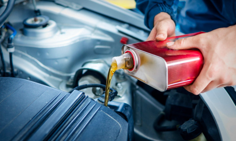 Cuándo debo hacer el cambio de aceite y filtro del coche?