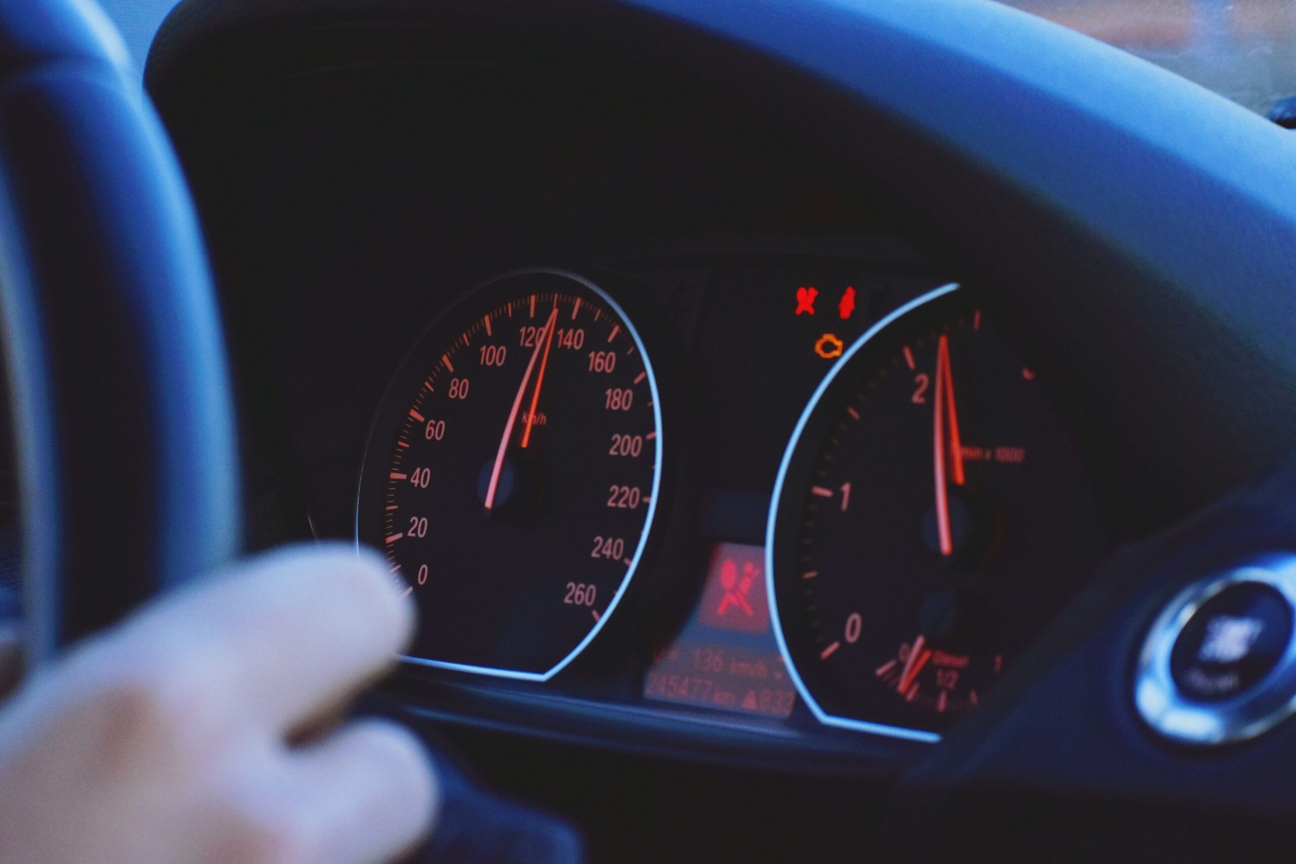 Cuadro de luces de un coche - testigos luminosos - Pinchazos 24h