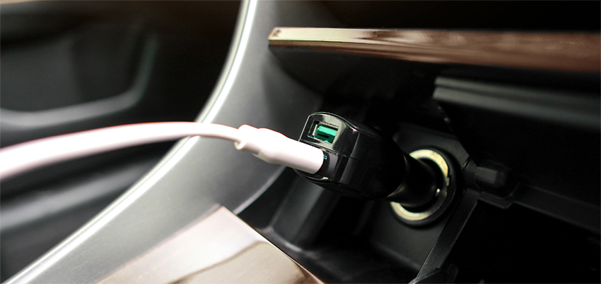 Cargador USB para coche, uno de los accesorios para vehículos más útiles del mercado
