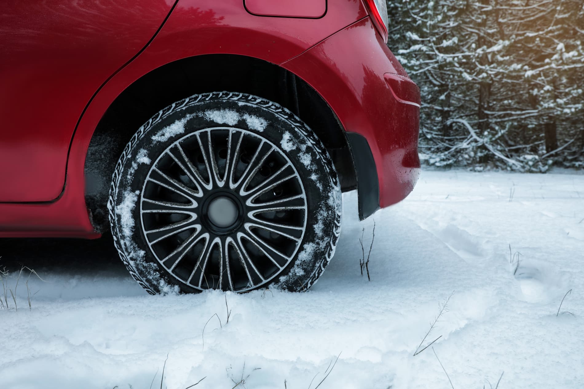 Neumáticos de coche cubiertos de nieve en invierno